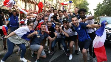 Plusieurs centaines de personnes fêtent sur les Champs Elysées la qualification de la France en demi finale du Mondial le 6 juillet 2018 [Zakaria ABDELKAFI / AFP]