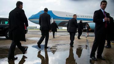 Le président des Etats-Unis, Barack Obama (2eG) s'apprête à quitter Londres sur Air Force One en direction de l'Allemagne, le 24 avril 2016 [Jim Watson / AFP]