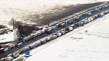 Des camions bloqués sur l'autoroute A1 dans le nord de la France, le 13 mars 2013 [Philippe Huguen / AFP/Archives]
