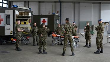Des officiers de l'armée suisse en formation à Bière (ouest) le 22 mars 2020 [Fabrice COFFRINI / AFP]