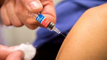 Une personne se fait vacciner contre la grippe le 8 octobre  2015 à Lille [PHILIPPE HUGUEN / AFP/Archives]