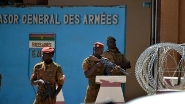 Des soldats burkinabè en faction le 3 mars 2018 devant le siège de l'état-major à Ouagadougou, au lendemain de la double attaque jihadiste [Ahmed OUOBA / AFP]