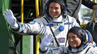 Jack Fischer (g) et Fiodor Iourtchikhine embarquent dans le vaisseau Soyouz MS-04 au cosmodrome de Baïkonour, le 20 avril 2017 [Kirill KUDRYAVTSEV / AFP]