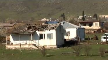 Photo fournie le 2 avril 2016 par le site internet du "ministère" de la Défense du Nagorny Karabakh montrant une maison partiellement détruite [HO / Nagorno Karabakh Republic Defence Ministry/AFP]