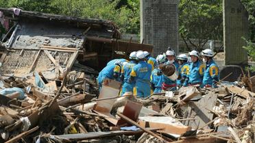 Des équipes de secouristes recherchent des survivants, le 13 juillet 2018 à Sakacho, au Japon [JIJI PRESS / JIJI PRESS/AFP]