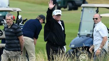 Le président américain Donald Trump (c) sur le parcours de golf de son luxueux complexe hôtelier de Turnberry, le 14 juillet 2018 en Ecosse [ANDY BUCHANAN                        / AFP]
