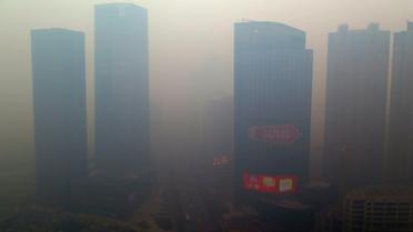 Des gratte-ciel pris dans la pollution atmosphérique le 8 novembre 2015 à Shenyang, en Chine [ / AFP]