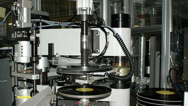 Une machine pour fabriquer des disques vinyles dans une usine Sony à Yoshida, sur une photo fournie par la compagnie le 28 juin 2017 [Handout / AFP]