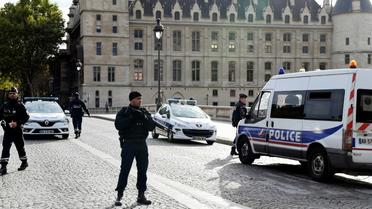 Des policiers près de la Préfecture de police, le 3 octobre 2019 à Paris, après une attaque au couteau [Bertrand GUAY / AFP]