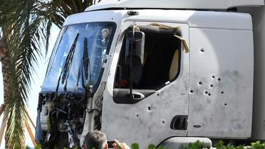 Le camion conduit par Mohamed Lahouaiej Bouhlel est inspecté par la police sur la Promenade des Anglais à Nice, le 15 juillet 2016, au lendemain matin de l'attentat qui a fait 84 morts [BORIS HORVAT / AFP/Archives]