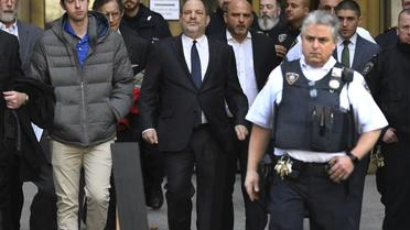 Harvey Weinstein (centre) quitte le tribunal de Manhattan le 20 décembre 2018 [TIMOTHY A. CLARY / AFP]