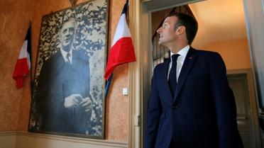 Le président Emmanuel Macron à côté du portrait du général de Gaulle, le 4 octobre 2018 à la mairie de Colombey-les-Deux-Eglises [VINCENT KESSLER / POOL/AFP]