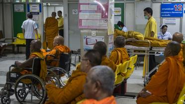 Des moines bouddhistes en Thaïlande font un check-up médical dans un hôpital à Bangkok, le 12 novembre 2018 [Romeo GACAD / AFP]