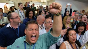 Les militants de l'opposition vénézuélienne, du parti MUD, célèbrent leur victoire après les premiers résultats des élections, à Caracas le 6 décembre 2015 [LUIS ROBAYO / AFP]