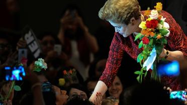 La présidente brésilienne suspendue, Dilma Rousseff avec des soutiens lors d'un meeting du Parti des Travailleurs, le 24 août 2016 à Brasilia [ANDRESSA ANHOLETE / AFP/Archives]