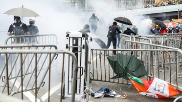Affrontement entre police et manifestants à Hong Kong, le 12 juin 2019 [DALE DE LA REY / AFP]