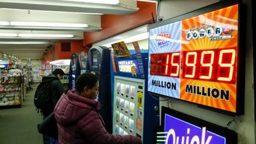 Un client achète un ticket pour la loterie américaine Powerball, le 12 janvier 2016 à New York  [KENA BETANCUR / AFP]