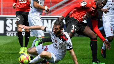 Le défenseur de Guingamp Christophe Kerbrat (g) lors du match nul 1-1 à Rennes le 12 mai 2019 [DAMIEN MEYER / AFP]