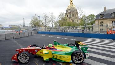 L'Audi du Brésilien Lucas di Grassi lors 1er Prix de Paris de Formule électrique, le 18 avril 2016 aux Invalides [BERTRAND GUAY / AFP]