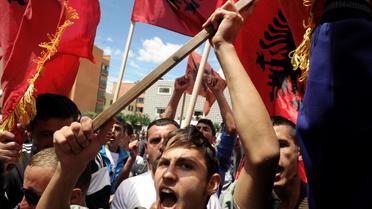 Des Kosovars brandissent des drapeaux de l'Albanie, lors d'une manifestation le 27 mai 2013 à Pristina [Armend Nimani / AFP/Archives]