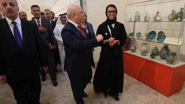 La ministre émiratie de la Culture Noura al-Kaabi (D) et son homologue irakien Fariad Rawanduzi (C) au Musée national de Bagdad, le 23 avril 2018 [AHMAD AL-RUBAYE / AFP]
