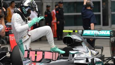 L'Allemand Nico Rosberg descend de sa Mercedes après avoir réalisé la pole position au GP de Chine, le 16 avril 2016 à Shanghai [JOHANNES EISELE / AFP]