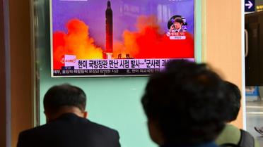 Une télévision à Séoul diffuse des images d'archives du lancement d'un missile en Corée du Nord, le 20 octobre 2016 [JUNG YEON-JE / AFP/Archives]