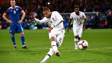 L'international français Kylian Mbappé marque un penalty contre l'Islande en amical, le 11 octobre 2018 à Guingamp   [FRANCK FIFE / AFP]