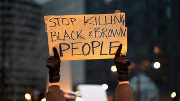 Un manifestant à Chicago le 2 avril 2018, proteste contre les meurtres de Noirs par la police américaine   [SCOTT OLSON / GETTY IMAGES NORTH AMERICA/AFP]
