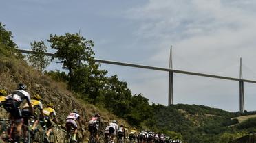 Le peloton du Tour de France près du viaduc de Millau, le 18 juillet 2015   [JEFF PACHOUD / AFP/Archives]