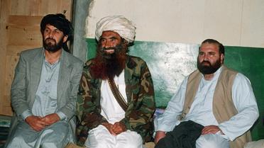 Photo du 2 avril 1991 de Jalaluddin Haqqani (centre), chef d'un puissant réseau, avec deux autres commandants de la rebellion, Amin Wardak et Abdul Haq, dans sa base de Miranshah au Pakistan [Zubair MIR / AFP/Archives]