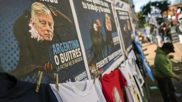 Des affiches tournent en dérision le juge américain Thomas Griesa, en marge d'un rassemblement des sympathisants de la présidente argentine Kirchner, le 12 août 2014 à Buenos Aires [Leo la Valle / AFP/Archives]