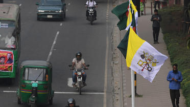 Les casques sont désormais obligatoires sur les deux-roues à Dacca, au Bangladesh.