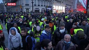 Gilets jaunes : une situation tendue en haut des Champs-Elysées