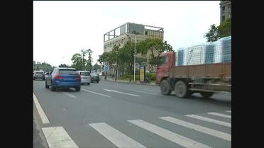 Chine : un camion pousse une voiture sur 30 mètres sans s'en rendre compte