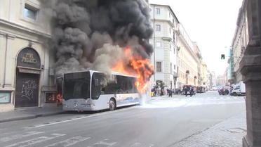 Italie : un bus explose et prend feu à Rome