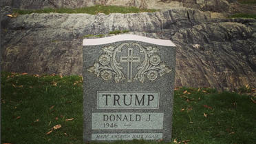L'épitaphe "Made America Hate Again", détournement du slogan de campagne de Donald Trump, est inscrit sur la stèle. 