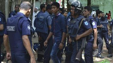 La police du Bangladesh à Kishoreganj, le 7 juillet 2016 [STR / APF/AFP/Archives]