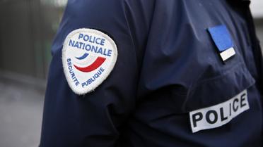 Un policier en uniforme, en janvier 2013 dans la région parisienne [Patrick Kovarik / AFP]
