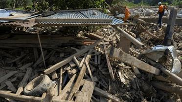 Des membres de la Défense civile au milieu des décombres de maisons détruites par la coulée de boue à Mocoa, le 5a vril 2017 en Colombie [LUIS ROBAYO / AFP]