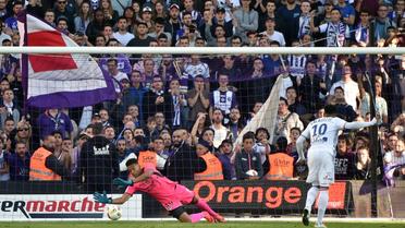L'attaquant de Lyon Alexandre Lacazette transforme un penalty face à Toulouse, le 29 octobre 2016 au Stadium  [Rémy GABALDA / AFP]