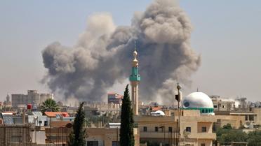 Des colonnes de fumée s'élèvent de la ville rebelle de Nawa, à environ 30 km au nord de Deraa, dans le sud syrien, le 27 juin 2018 lors de frappes aériennes attribuée au régime [Ahmad al-Msalam / AFP]