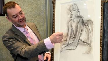 Le conservateur du musée et commissaire de l'exposition, Patrice Deparpe présente le tableau de Matisse "la femme accoudée,à Lille, le 25 octobre 2019  [FRANCOIS LO PRESTI / AFP/Archives]