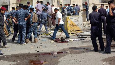 La police et l'armée irakiennes sur le site d'une attaque suicide contre un poste de police  ele 13 juin 2011 à Bassorah [- / AFP/Archives]