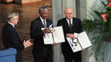 Nelson Mandela (g) et Frederik de Klerk reçoivent le prix Nobel de la Paix, le 9 décembre 1993 à Oslo [Gérard Julien / AFP/Archives]
