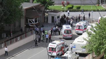 Des ambulances devant le poste de police cible d'une attaque le 1er mai 2016 à Gaziantep en Turquie [- / ILHAS NEWS AGENCY/AFP]