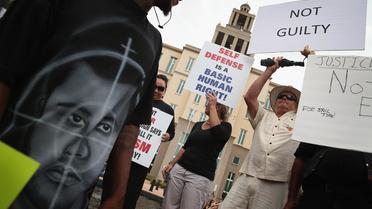Des militants pour la légitime défense manifestent le 13 juillet 2013 à Sanford, en Floride, lors du procès de George Zimmerman [Scott Olson / GETTY IMAGES NORTH AMERICA/AFP/Archives]