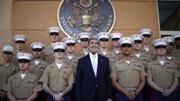 Le secrétaire d'Etat américain John Kerry pose avec des marines américains à Bagdad, le 24 mars 2013 [Jason Reed / Pool/AFP/Archives]