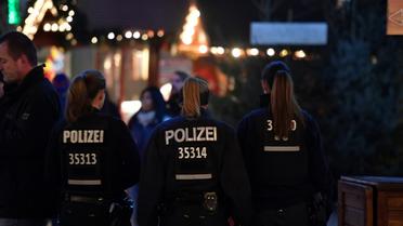 Des policiers en patrouille au marché de Noël de Breitscheidplatz, un an après une attaque meurtrière, le 18 décembre 2017 à Berlin [John MACDOUGALL / AFP]