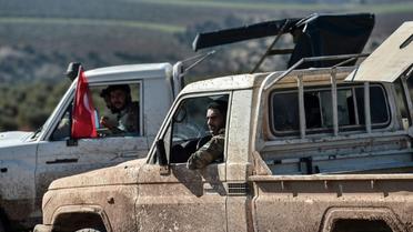 Des rebelles syriens pro-turcs avancent vers Kilis, à la frontière avec la Syrie, lors de l'offensive turque "Rameau d'olivier" contre les unités kurdes YPG, le 30 janvier 2018 [OZAN KOSE / AFP]